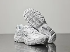NIKE Sneakers ><noscript><img data-lazyloaded=