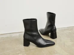 UNIFIED Boots & Stövlar ><noscript><img data-lazyloaded=