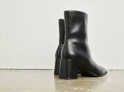 UNIFIED Boots & Stövlar ><noscript><img data-lazyloaded=