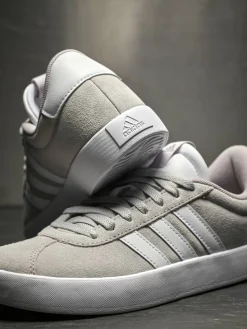 ADIDAS Sneakers ><noscript><img data-lazyloaded=