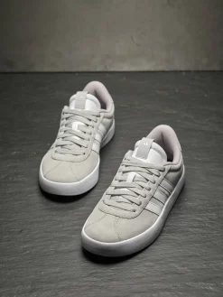 ADIDAS Sneakers ><noscript><img data-lazyloaded=