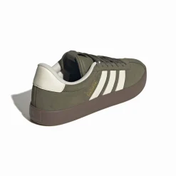 Sneakers ><noscript><img data-lazyloaded=